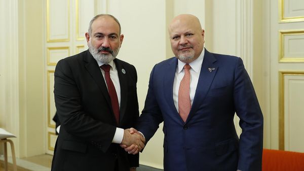 Премьер-министр Никол Пашинян встретился с прокурором Международного уголовного суда Каримом А. Ханом (10 ноября 2023). Еревaн - Sputnik Армения