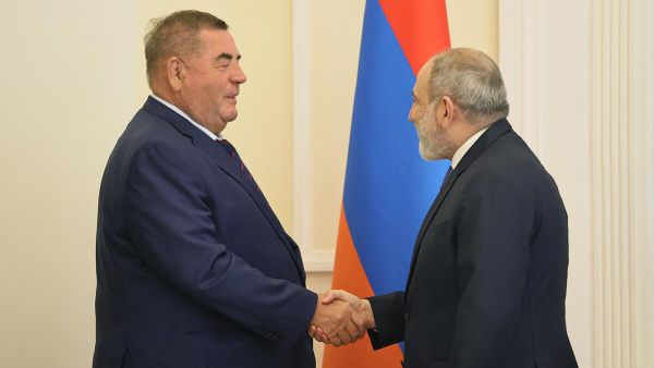 Սամբոյի միջազգային ֆեդերացիայի նախագահ Վասիլի Շեստակովն ու ՀՀ վարչապետ Նիկոլ Փաշինյանը - Sputnik Արմենիա