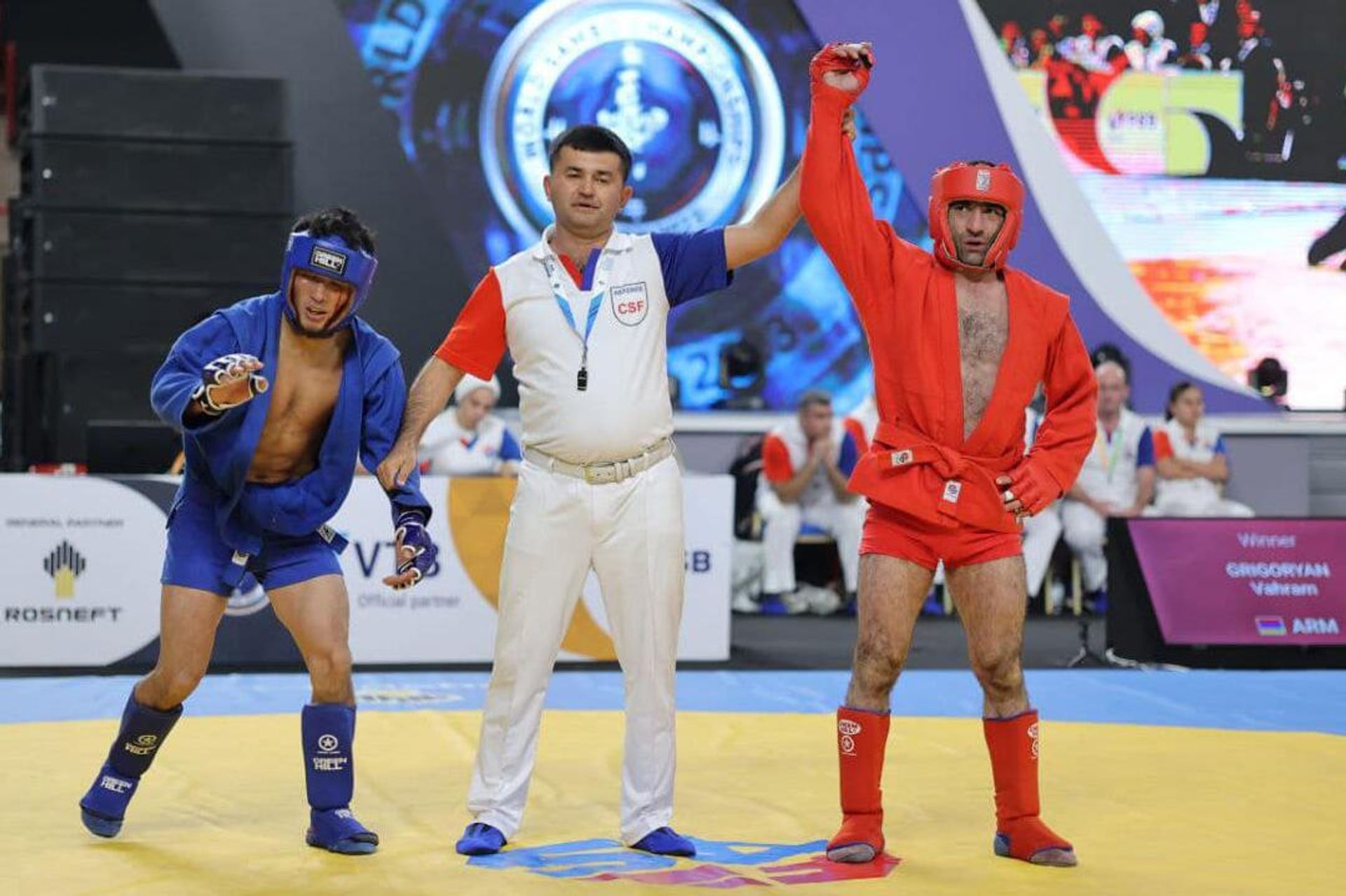 Рефери объявляет Ваграма Григоряна победителем на Чемпионате мира по самбо (11 ноября 2023). Еревaн - Sputnik Արմենիա, 1920, 11.11.2023