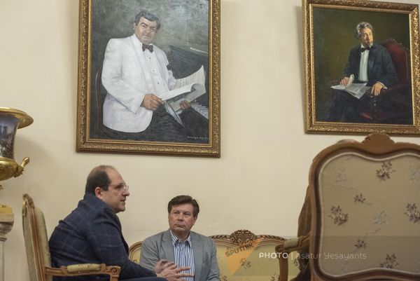 Руководители Молодёжных оперных Программ Нац.академического театра оперы и балета имени Ал.Спендиаряна Левон Джавадян и Большого театра России Дмитрий Вдовин - Sputnik Армения
