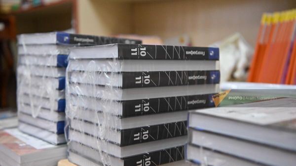 Русская гуманитарная миссия раздает 53'000 учебников образовательным учреждениям Армении - Sputnik Армения