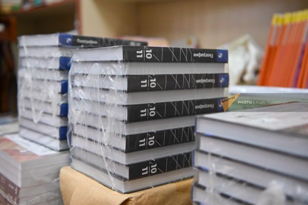 Русская гуманитарная миссия раздает 53000 учебников образовательным учреждениям Армении - Sputnik Армения