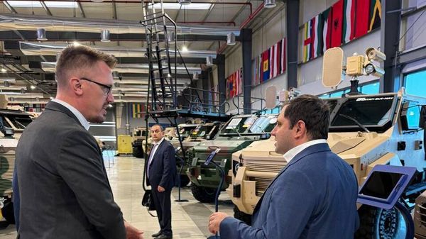 Министр обороны Сурен Папикян посетил павильоны авиационной выставки и ознакомился с продукцией, продемонстрированной международными компаниями (13 ноября 2023). Дубаи - Sputnik Армения
