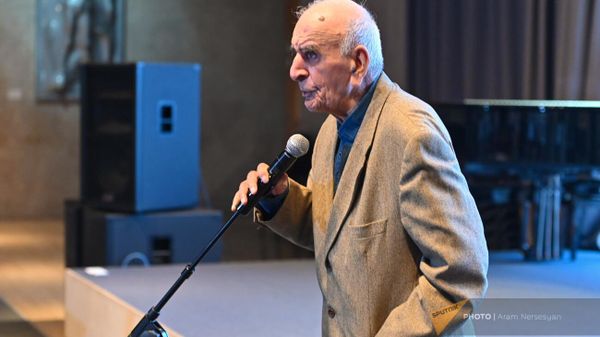 Презентация книги воспоминаний Артавазда Пелешяна в зале мероприятий центра “Гафесчян” (16 ноября 2023). Еревaн - Sputnik Армения