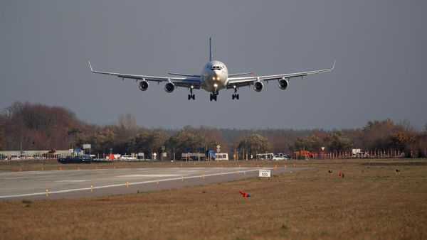 Широкофюзеляжный дальнемагистральный самолет Ил-96-400М совершает первый полет (1 ноября 2023). Воронеж - Sputnik Армения