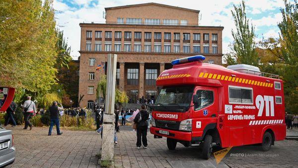 Сотрудники экстренных служб на месте взрыва у здания Ереванского госуниверитета (17 ноября 2023). Еревaн - Sputnik Армения