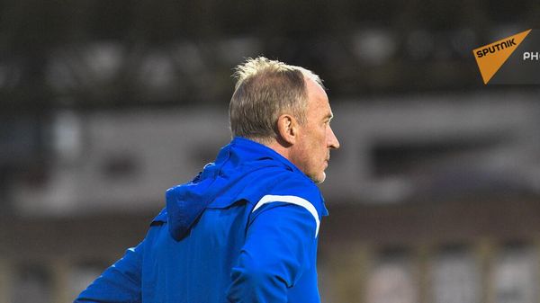 Главный тренер национальной сборной по футболу Александр Петраков на тренировке в преддверии матча Армения-Уэльс (17 ноября 2023). Еревaн - Sputnik Армения