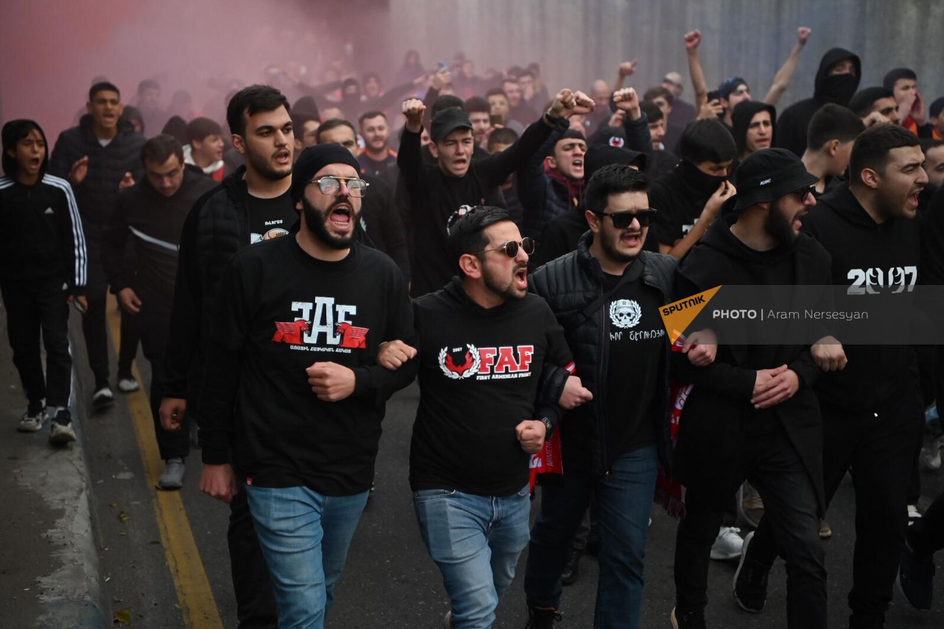 Традиционное шествие с файерами болельщиков национальной сборной по футболу перед матчем Армения-Уэльс (18 ноября 2023). Еревaн - Sputnik Արմենիա, 1920, 18.11.2023