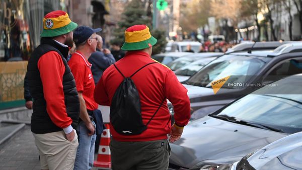 Валлийцы наблюдают за традиционным шествием с файерами болельщиков национальной сборной по футболу перед матчем Армения-Уэльс (18 ноября 2023). Еревaн - Sputnik Армения