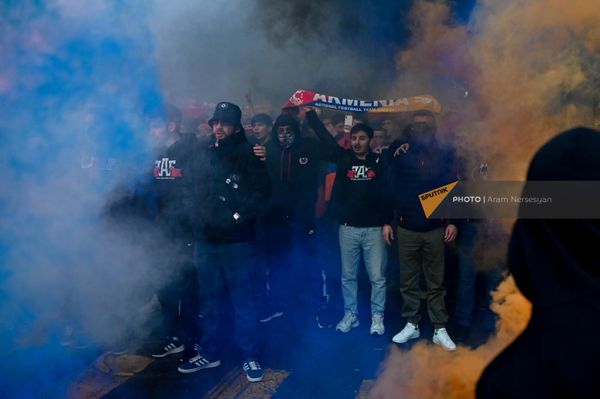 Традиционное шествие с файерами болельщиков национальной сборной по футболу перед матчем Армения-Уэльс (18 ноября 2023). Еревaн - Sputnik Армения