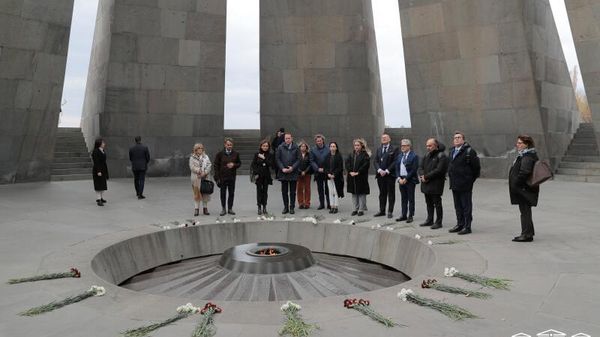 Находящиеся в Армении для участия в ереванской осенней сессии ПА ОБСЕ депутаты Италии и Хорватии посетили мемориальный комплекс Цицернакаберд (19 ноября 2023). Еревaн - Sputnik Армения