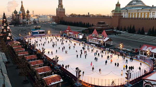 Гости катаются на ГУМ-катке на Красной площади в Москве - Sputnik Армения
