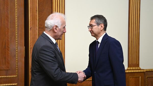 Президент Ваагн Хачатурян встретился с Чрезвычайным и Полномочным Послом Казахстана Болатом Иманбаевым (20 ноября 2023). Еревaн - Sputnik Армения