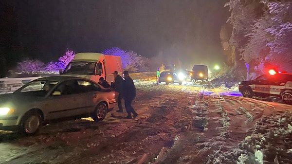 Застрявшие из-за непогоды машины  - Sputnik Армения