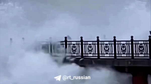 Нескольких человек едва не смыло волной с пирса во время шторма в Адлере - Sputnik Армения