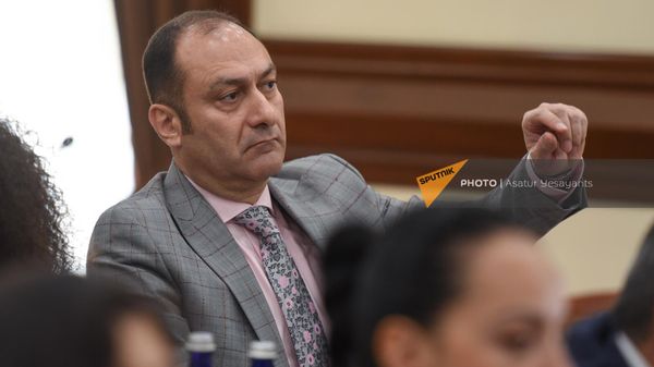 Артак Зейналян на первом заседании Совета старейшин в полном составе (21 ноября 2023). Еревaн - Sputnik Армения