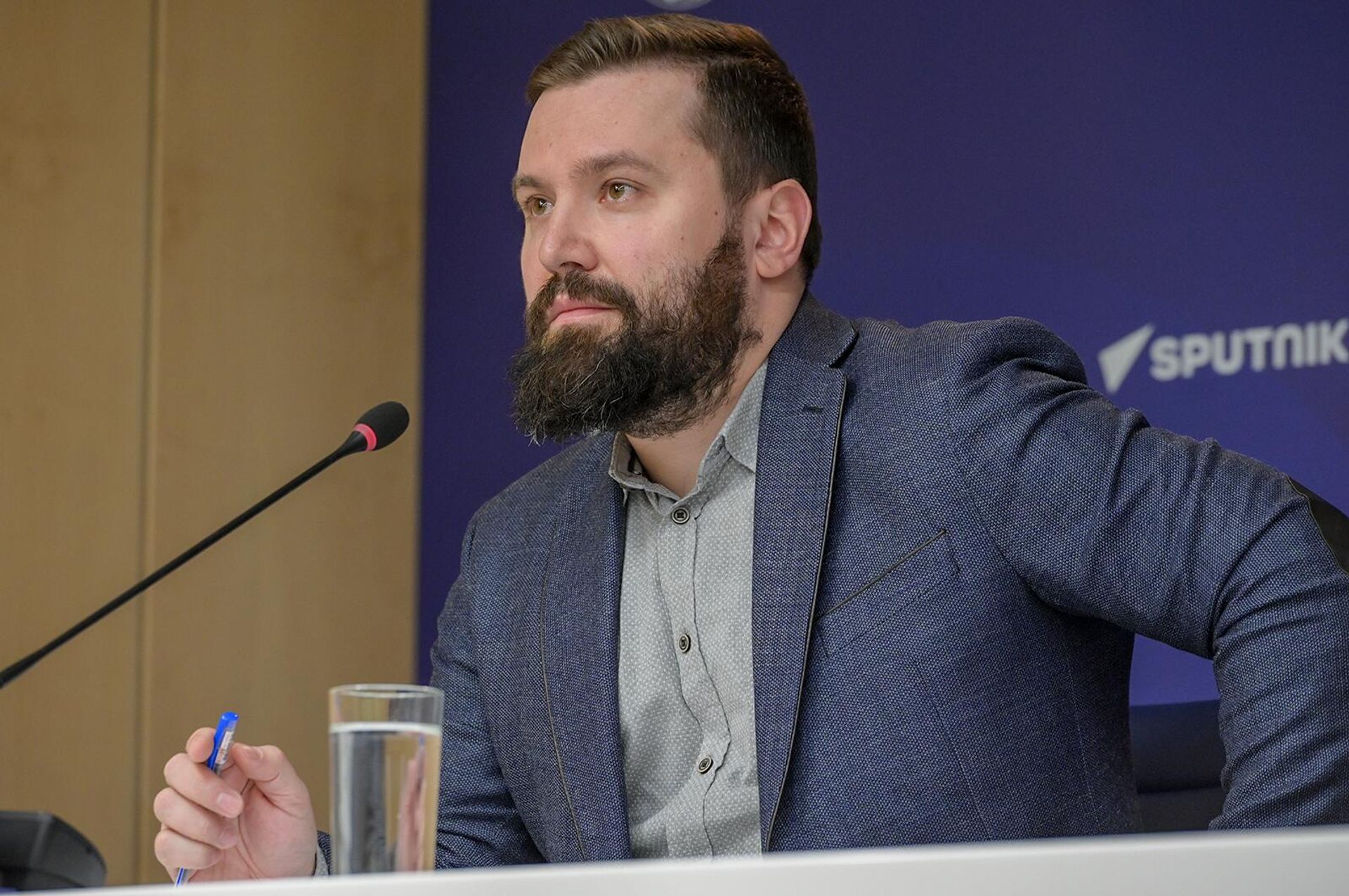 Дмитрий Егорченков во время видеомоста Цифровые проксивойны: как соцсети манипулируют сознанием граждан (21 ноября 2023). Москвa - Sputnik Армения, 1920, 21.11.2023