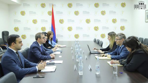 Замминистра юстиции Карен Карапетян встретился с Фабианом Сальвиоли и Брендой Вукович (21 ноября 2023). Еревaн - Sputnik Արմենիա