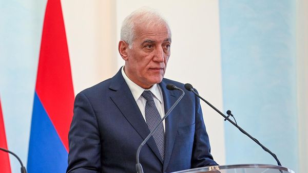 Президент Армении Ваагн Хачатурян на совместной пресс-конференции с иракским коллегой (22 ноября 2023). Еревaн - Sputnik Армения