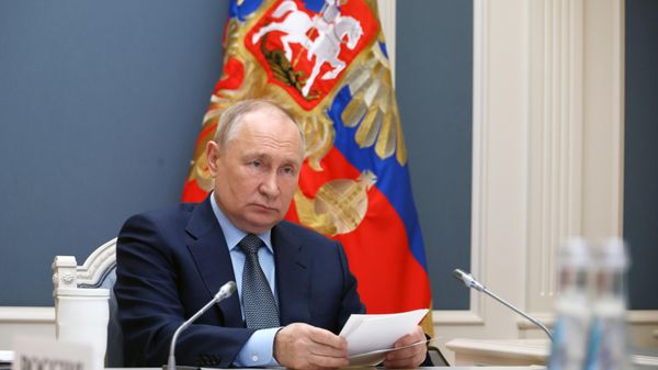 Президент РФ Владимир Путин в режиме видеоконференции принимает участие во внеочередном саммите Группы двадцати (22 ноября 2023). Москва - Sputnik Армения