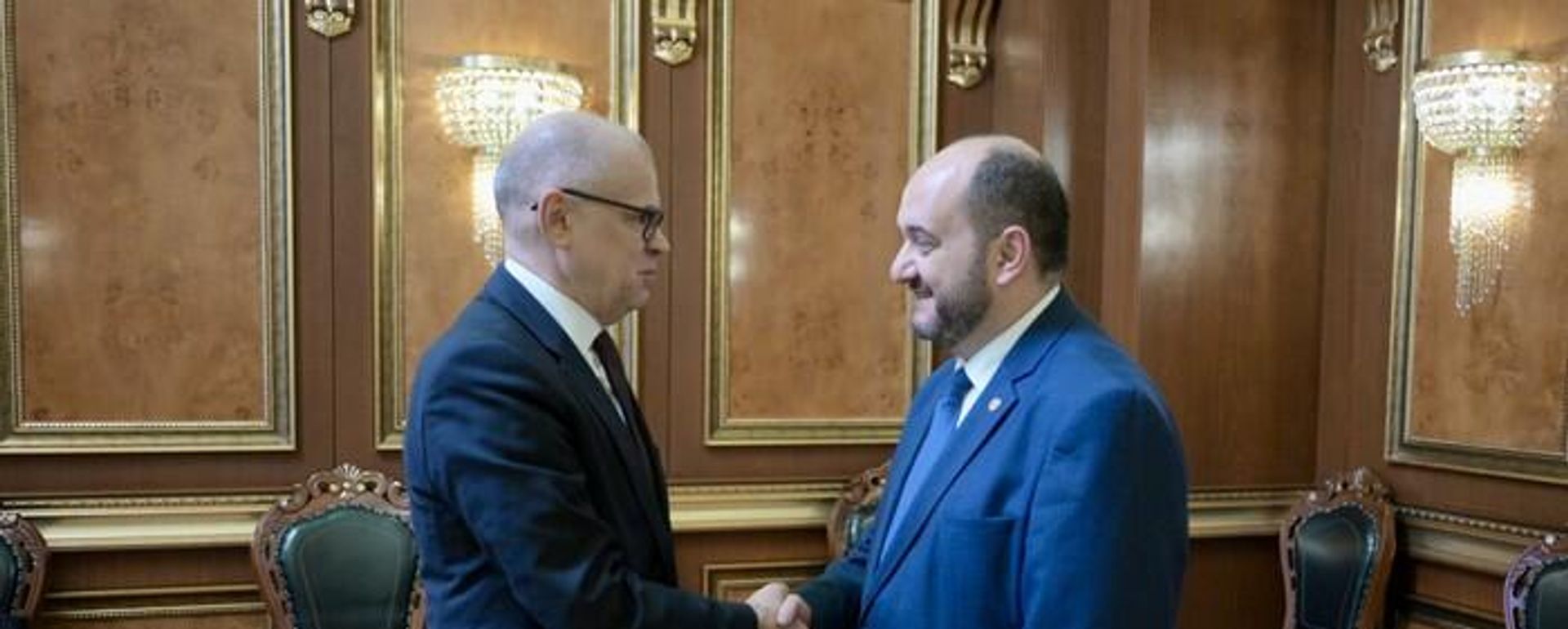 Руководитель аппарата премьер-министра Араик Арутюнян принял старшего политического советника Европейского банка реконструкции и развития (ЕБРР) Александра Павлюка (22 ноября 2023). Еревaн - Sputnik Армения, 1920, 22.11.2023
