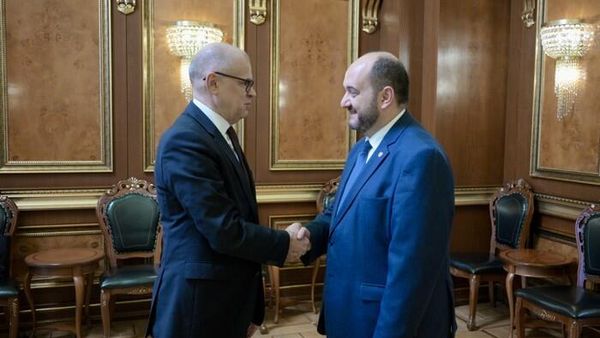 Руководитель аппарата премьер-министра Араик Арутюнян принял старшего политического советника Европейского банка реконструкции и развития (ЕБРР) Александра Павлюка (22 ноября 2023). Еревaн - Sputnik Армения