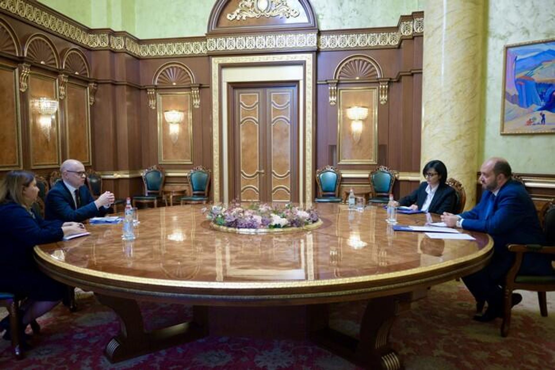 Руководитель аппарата премьер-министра Араик Арутюнян принял старшего политического советника Европейского банка реконструкции и развития (ЕБРР) Александра Павлюка (22 ноября 2023). Еревaн - Sputnik Армения, 1920, 22.11.2023