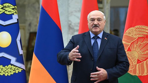 Президент Белоруссии Александр Лукашенко на церемонии встречи участников сессии Совета коллективной безопасности ОДКБ (23 ноября 2023). Минск - Sputnik Армения