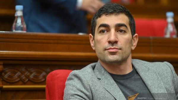 Левон Кочарян на парламентских слушаниях по проекту заявления НС, представленному гражданской инициативой Айакве (24 ноября 2023). Еревaн - Sputnik Армения