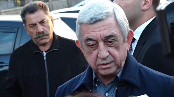 Серж Саргсян общается с журналистами после суда (24 ноября 2023). Еревaн - Sputnik Армения