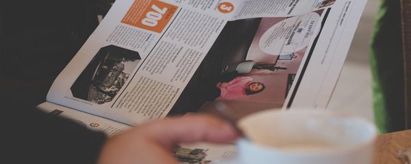 Пожилой человек в кафе за чашкой кофе Пожилой человек в кафе за чашкой кофе - Sputnik Армения