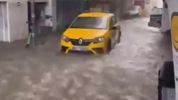 Море вышло из берегов после мощных ураганов и ливней и подтопило ряд городов в Турции - Sputnik Արմենիա