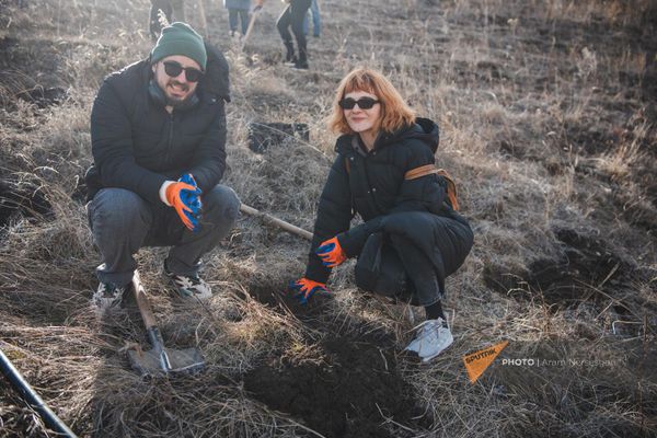 Лилит Галечян и Саркис Сулян в первом и единственном в Армении &quot;Лесу молодоженов&quot;, где вместо символичных &quot;таросиков&quot; молодые пары сажают деревья - Sputnik Армения