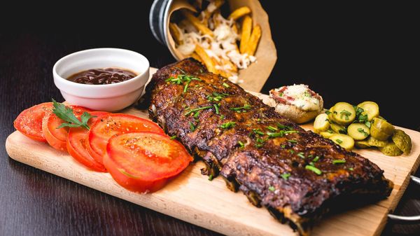 Жареные ребрышки с нарезанными помидорами и картофелем Жареные ребрышки с нарезанными помидорами и картофелем - Sputnik Армения