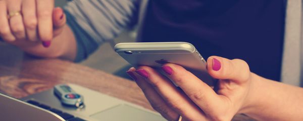 Девушка со смартфоном Девушка со смартфоном - Sputnik Армения