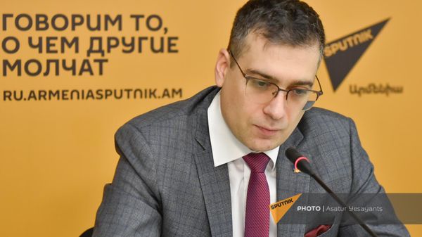 Илья Сокольщик на пресс-конференции на тему Формирование основ интеграции стран ЕАЭС в социально-гуманитарной сфере (28 ноября 2023). Еревaн - Sputnik Армения