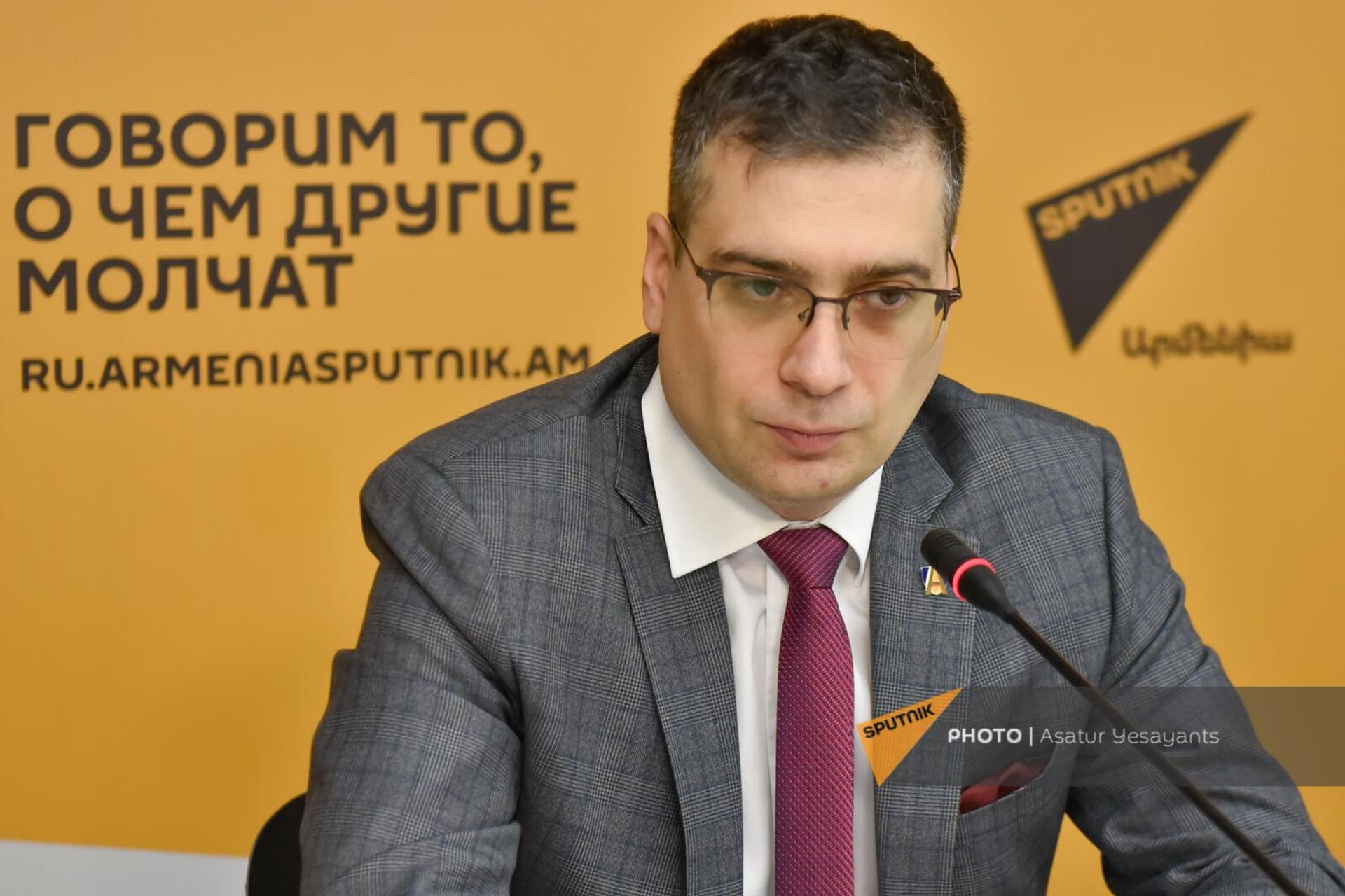 Илья Сокольщик на пресс-конференции на тему Формирование основ интеграции стран ЕАЭС в социально-гуманитарной сфере (28 ноября 2023). Еревaн - Sputnik Արմենիա, 1920, 28.11.2023