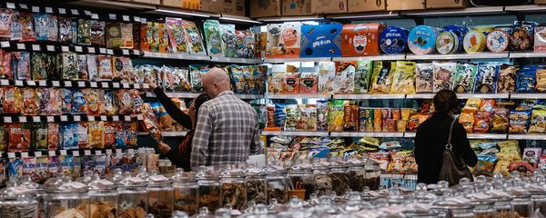 Посетитель в супермаркете. - Sputnik Армения
