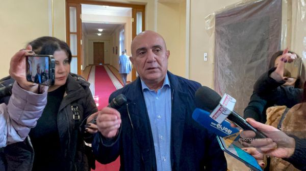Самвел Бабаян отвечает на вопросы журналистов перед началом заседания комиссии НС по изучению обстоятельств 44-дневной войны (29 ноября 2023). Еревaн - Sputnik Армения