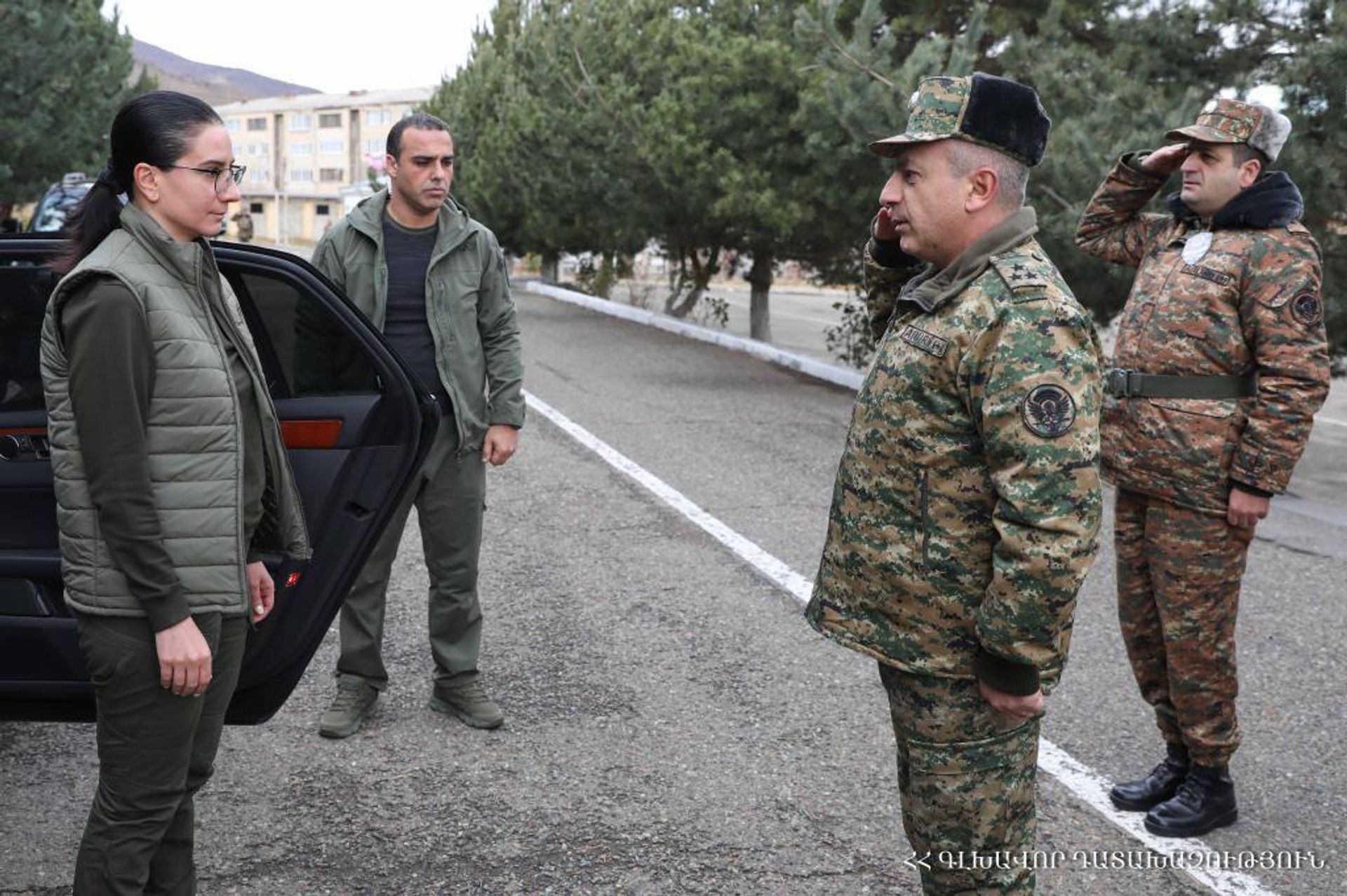 Генпрокурор Анна Вардапетян, в сопровождении военного прокурора Григора Элизбаряна, посетила одну из воинских частей страны (28 ноября 2023). - Sputnik Արմենիա, 1920, 29.11.2023