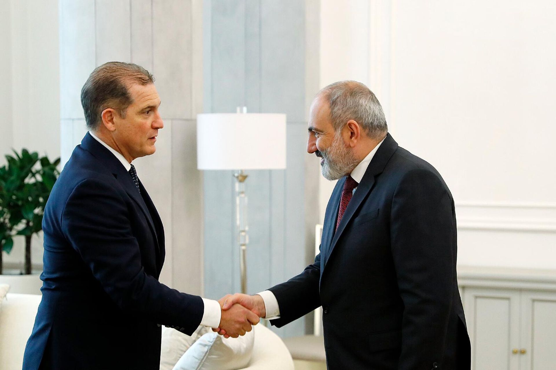 Премьер-министр Никол Пашинян принял руководителя по государственной политике стран региона компании Amazon web services Франко Спичиарелли (29 ноября 2023). Еревaн - Sputnik Արմենիա, 1920, 29.11.2023