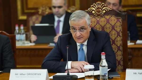 Под сопредседательством вице-премьера Мгера Григоряна и главы делегации ЕС в Армении посла Василиса Марагоса стартовала Экономическая и инвестиционная платформа ЕС (29 ноября 2023). Еревaн - Sputnik Армения