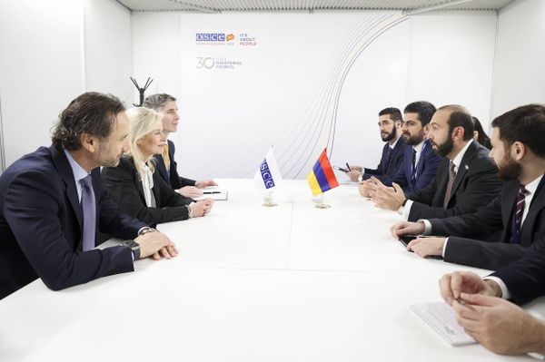 Министр иностранных дел Арарат Мирзоян встретился с председателем Парламентской ассамблеи ОБСЕ Пией Каума (1 декабря 2023). Скопье Министр иностранных дел Арарат Мирзоян встретился с председателем Парламентской ассамблеи ОБСЕ Пией Каума (1 декабря 2023). Скопье - Sputnik Армения