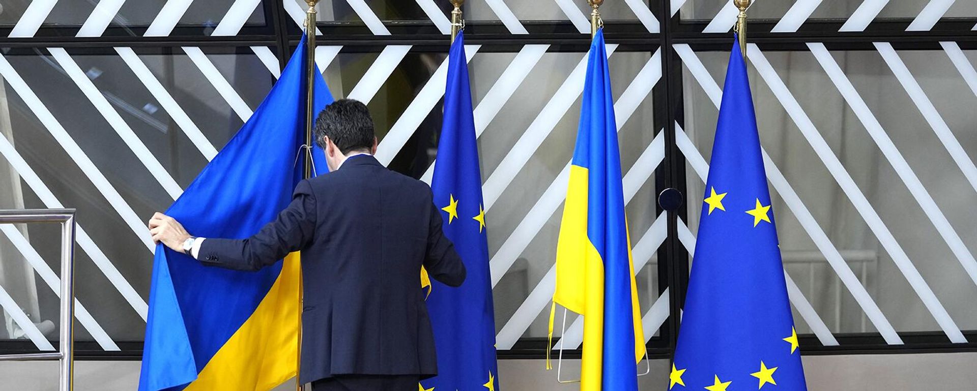 Флаги Евросоюза и Украины - Sputnik Армения, 1920, 01.12.2023