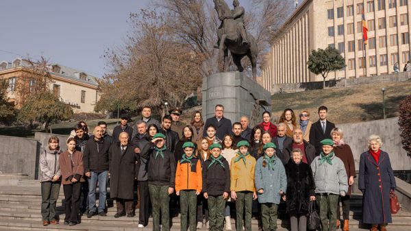Церемония возложения цветов к памятнику маршала Баграмяна (2 декабря 2023). Еревaн - Sputnik Армения