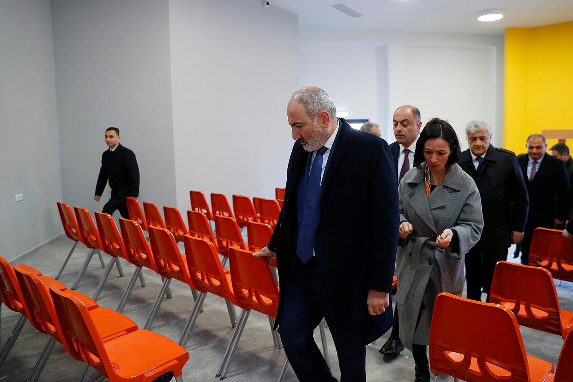 Премьер-министр Никол Пашинян посетил недавно построенную среднюю школу в Джрарате (2 декабря 2023). Котайк - Sputnik Արմենիա, 1920, 02.12.2023