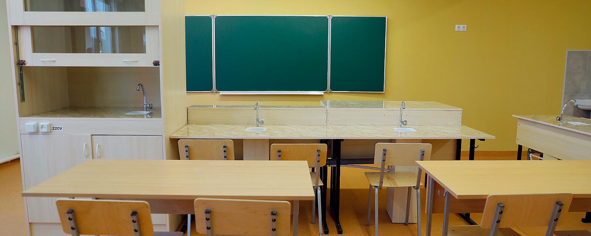 Классная комната недавно построенной средней школы в Джрарате, Котайк Классная комната недавно построенной средней школы в Джрарате, Котайк - Sputnik Армения, 1920, 15.05.2025