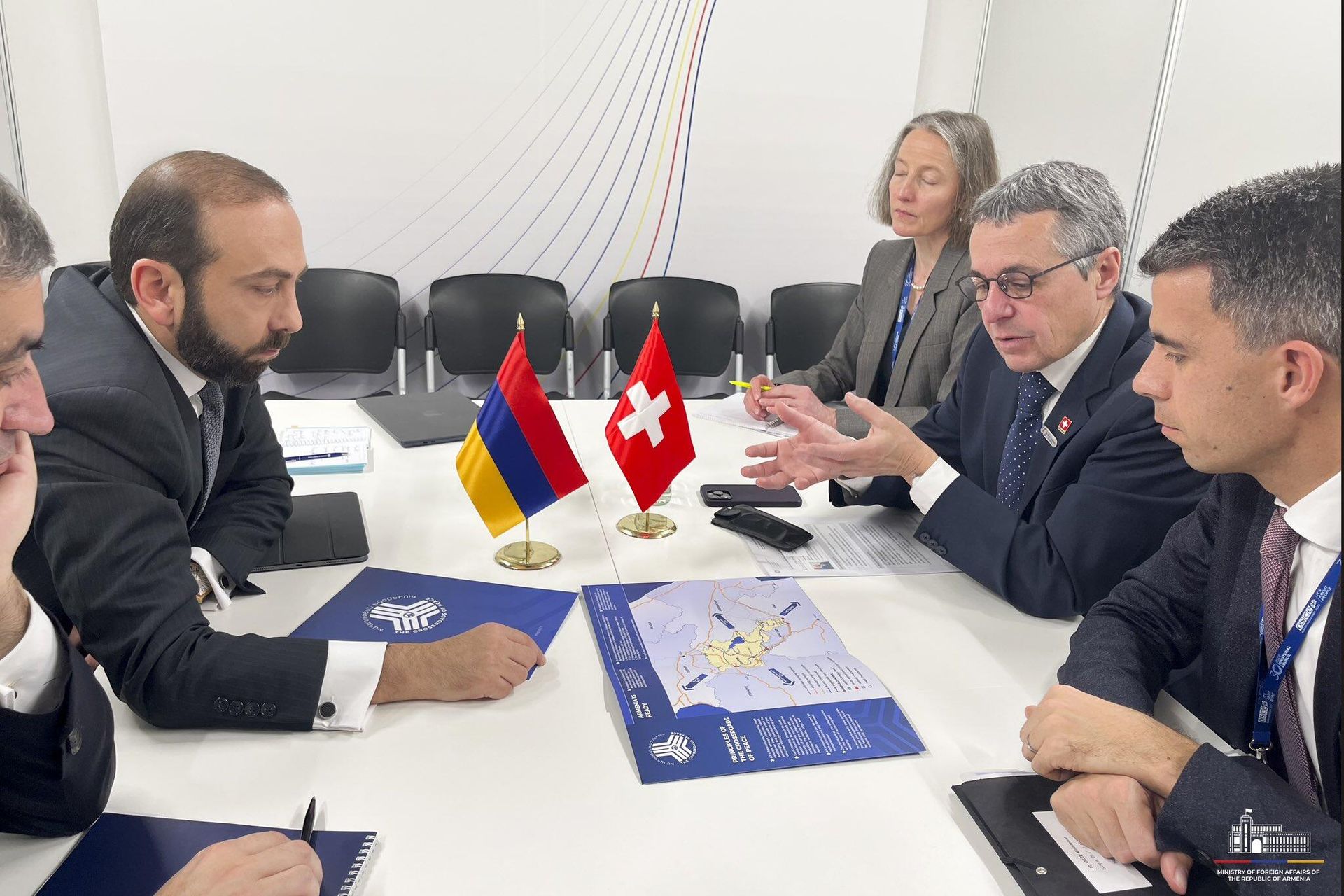 Глава МИД Арарат Мирзоян представил детали проекта Перекресток мира и его преимущества для Южного Кавказа и за его пределами председателю Парламентской ассамблеи ОБСЕ Пие Каума (3 декабря 2023). Скопье Глава МИД Арарат Мирзоян представил детали проекта Перекресток мира и его преимущества для Южного Кавказа и за его пределами председателю Парламентской ассамблеи ОБСЕ Пие Каума (3 декабря 2023). Скопье - Sputnik Армения, 1920, 03.12.2023