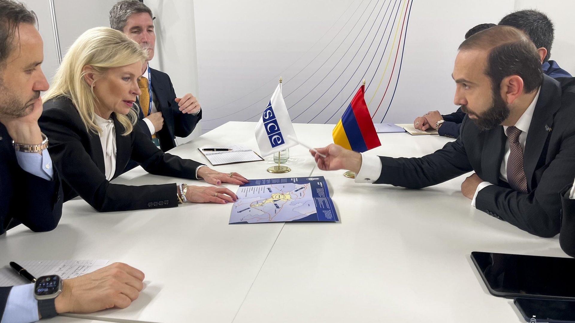 Глава МИД Арарат Мирзоян представил детали проекта Перекресток мира и его преимущества для Южного Кавказа и за его пределами председателю Парламентской ассамблеи ОБСЕ Пие Каума (3 декабря 2023). Скопье Глава МИД Арарат Мирзоян представил детали проекта Перекресток мира и его преимущества для Южного Кавказа и за его пределами председателю Парламентской ассамблеи ОБСЕ Пие Каума (3 декабря 2023). Скопье - Sputnik Армения, 1920, 03.12.2023