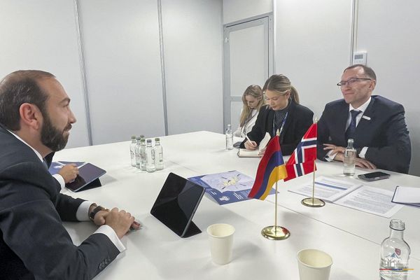 Глава МИД Арарат Мирзоян представил детали проекта Перекресток мира и его преимущества для Южного Кавказа и за его пределами председателю Парламентской ассамблеи ОБСЕ Пие Каума (3 декабря 2023). Скопье Глава МИД Арарат Мирзоян представил детали проекта Перекресток мира и его преимущества для Южного Кавказа и за его пределами председателю Парламентской ассамблеи ОБСЕ Пие Каума (3 декабря 2023). Скопье - Sputnik Армения